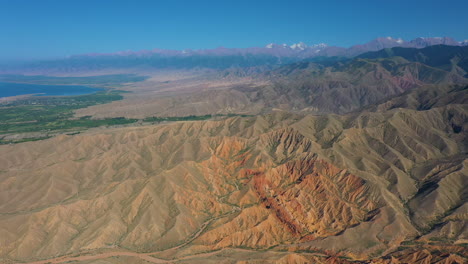 Impresionante-Vista-Aérea-Del-Cañón-De-Cuento-De-Hadas-A-Orillas-Del-Lago-Issyk-kul,-Kirguistán