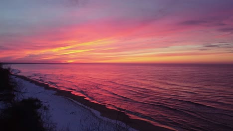 Sonnenuntergang-über-Der-Küste-Mit-Wunderschönem,-Dramatisch-Loderndem-Himmel
