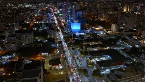 Zeitraffer-Der-Verkehrsreichen-Straße-Von-Santo-Domingo-Mit-Autoverkehr-Bei-Nacht,-Dominikanische-Republik