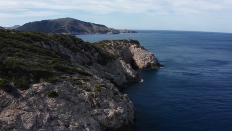 Toma-De-Drones-Del-Acantilado-De-Mallorca-Con-Océano-Azul-Y-Clima-Soleado