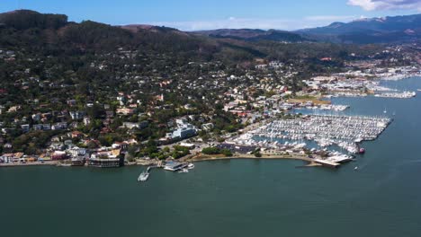 Puerto-De-Barcos-En-La-Costa-De-Sausalito,-California---Vista-Aérea-De-Drones