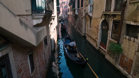 Gondola-Boats-Sailing-On-Narrow-Waterways-In-The-Old-City-Of-Venice,-Italy