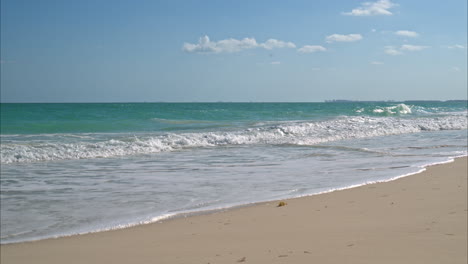 Zeitlupe-Der-Wellen,-Die-An-Einem-Warmen,-Sonnigen-Tag-An-Einem-Strand-In-Der-Nähe-Von-Cancun,-Mexiko,-Plätschern