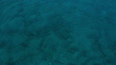 Cala-Aguila-Beach-Mallorca-Klares-Blaues-Wasser,-Das-Mit-Tosenden-Wellen-Und-Sonnigem-Wetter-Auf-Den-Strand-Zufliegt