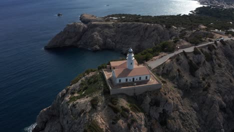 Drohnenaufnahme-Des-Leuchtturms-Far-De-Capdepera-Auf-Mallorca-Mit-Großen-Küstenlinien-Und-Der-Insel-Im-Hintergrund