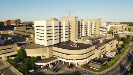 Modern-hospital-building-in-Michigan,-aerial-ascend-view
