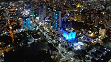 Zeitraffer-Der-Kreuzung-Mit-Autoampeln-In-Der-Stadt-Santo-Domingo-Bei-Nacht