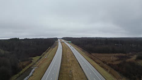 Toma-De-Adelantamiento-De-La-Autopista-En-Medio-De-La-Naturaleza-Verde-En-Warren,-Ohio,-Estados-Unidos