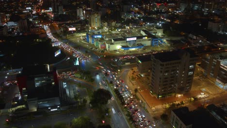 Timelapse-of-car-traffic-along-Winston-Churchill-Avenue-at-night,-Santo-Domingo