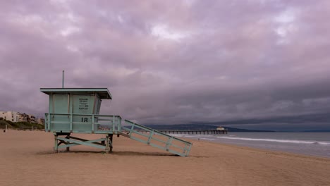 Timelapse-On-Manhattan-Beach-With-Lifeguard-Tower-In-California,-USA