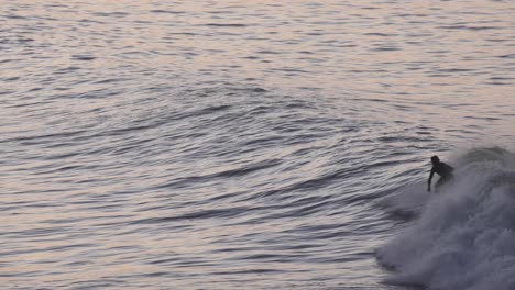 Surfer-Macht-Ein-Nettes-Wipe-Out,-Während-Er-Bei-Sonnenuntergang-Goldene-Wellen-Reitet-Und-Wasser-über-Seinen-Kopf-Spritzt