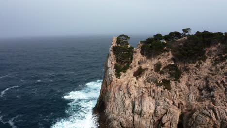 Mallorca-Klippen-An-Einem-Bewölkten-Und-Nebligen-Tag-Mit-Wellen,-Die-An-Die-Küste-Schlagen