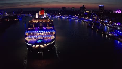 Queen-Mary-2-Kreuzfahrtschiff-Im-Hamburger-Hafen-An-Kreuzfahrttagen-In-Der-Nacht-Während-Der-Blaulichtshow-Quer-Durch-Die-Stadt-Hamburg