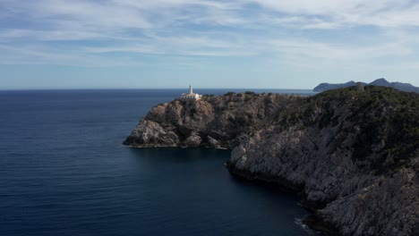 Drohne-Fliegt-über-Mallorca-Klippen-Und-Ozean-In-Richtung-Leuchtturm-Weit-De-Capdepera