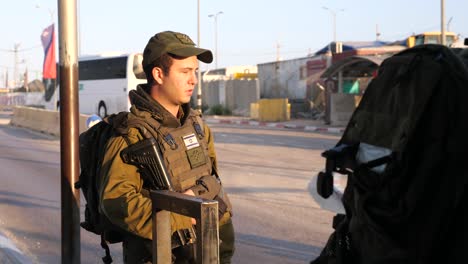 Bewaffnete-Israelische-Soldaten-Am-Sicherheitskontrollpunkt-Nach-Einem-Terroranschlag