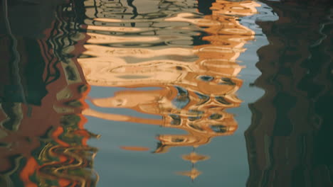 Vertikale-Aufnahme-Von-Reflexionen-Auf-Dem-Wasser-Des-Canal-Grande-In-Venedig,-Italien