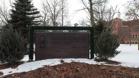 Signo-Del-Campus-Principal-De-La-Universidad-De-Wisconsin,-Stevens-Point