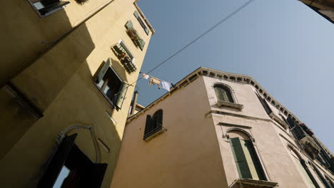 Una-Vista-De-Los-Edificios-Antiguos-Mientras-Navega-Por-El-Río-Del-Canal-En-Venecia,-Italia