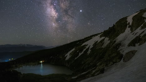 Lapso-De-Tiempo-Nocturno-De-La-Galaxia-De-La-Vía-Láctea-Pasando-Sobre-El-Glaciar-De-St-Mary-En-Las-Montañas-Rocosas