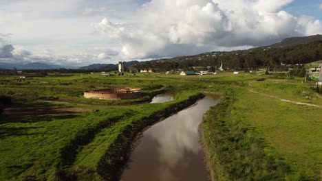 Fliegender-Schuss-über-Einem-Kolumbianischen-Fluss-In-Der-Nähe-Von-Bogota