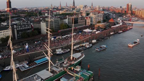 Hamburg-Hafen-Landungsbrücken-Bei-Hamburg-Cruise-Days-Mit-U-bahnfahrt-Durch-Die-Schuss--Und-Schiffskappe-San-Diego,-Michel-Und-Elbphilharmonie-Im-Hintergrund
