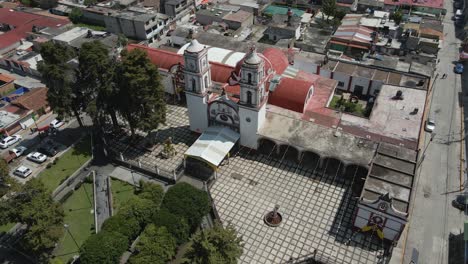 Drone-Aéreo-Moviéndose-Girando-Alrededor-De-La-Catedral-Jalisto-En-El-Paisaje-Urbano-De-México