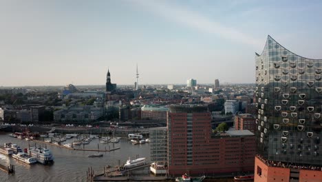 Hamburg-Hafen-Landungsbrücken-Skyline-Drone-Shot-Während-Der-Goldenen-Stunde-Im-Sonnenuntergang-Mit-Der-Elbphilharmonie-Im-Vordergrund-Hamburger-Michel
