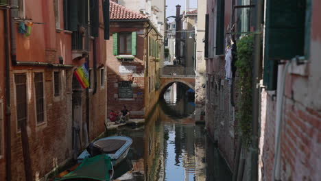 Vista-Pacífica-De-La-Calle-Del-Canal-En-La-Ciudad-Vieja-De-Venecia,-Italia