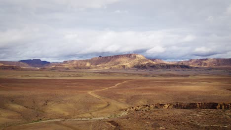 Eine-Drohne-Einer-Wüste-In-Utah,-Usa