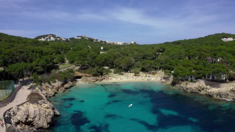 Strand-Von-Cala-Gat-Auf-Mallorca-An-Einem-Sonnigen-Und-Warmen-Tag-Mit-Surfer-Auf-Dem-Wasser