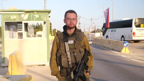 Schwer-Bewaffneter-Israelischer-Soldat,-Der-Selbstbewusst-In-Der-Nähe-Des-Sicherheitskontrollpunktes,-Jerusalem,-Spazieren-Geht