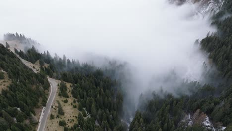 Valle-Neblinoso-Sobre-Camino-Rural-En-El-Corazón-De-Las-Montañas-Bucegi,-Rumania
