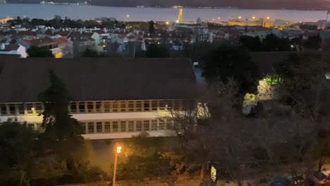 Luftumlaufansicht-Des-Nachtverkehrs-In-Der-Stadt-Lissabon