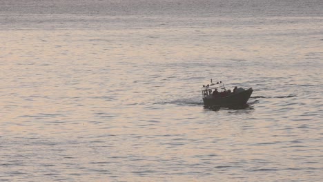 Silhouette-Eines-Fischerbootes-Auf-Dem-Meer-Früh