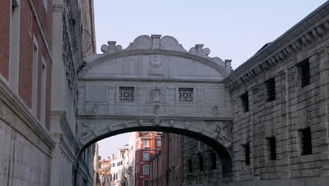 Panorama-Del-Puente-De-Los-Suspiros-En-Rio-Del-Palazzo-En-Venecia,-Italia