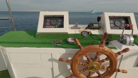 Lenkrad-Und-Navigationskompass-Auf-Einem-Yachthintergrund-Des-Roten-Meeres