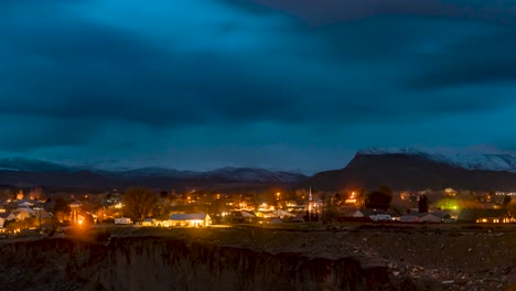 Twilight-to-nightfall-time-lapse-of-small-town-La-Verkin,-Utah---zoom-out-time-lapse