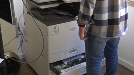 Técnico-De-Máquinas-Impresoras-Cambiando-Papel-Y-Haciendo-Mantenimiento