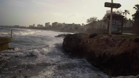 Meereswellen,-Die-Während-Der-Späten-Abendsonne-Auf-Mallorca-An-Die-Küste-Krachen