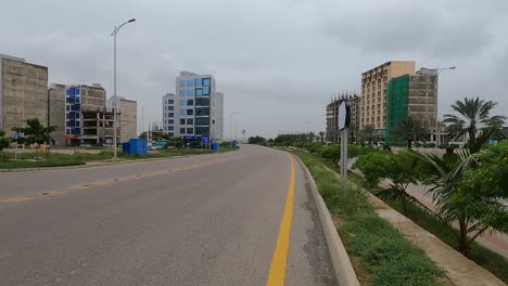 Blick-Entlang-Der-Leeren-Autobahn-Neben-Den-Entwicklungen-Der-Bahria-wohnsiedlung-In-Karachi