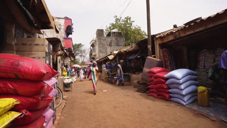 Lokaler-Markt-In-Afrika-Kleines-Dorf,-Das-Lebensmittel-An-Einem-Bescheidenen-Marktstand-Verkauft
