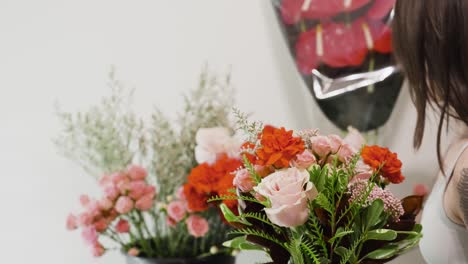 Florist-Mit-Einem-Fertigen-Blumenstrauß-Im-Februar