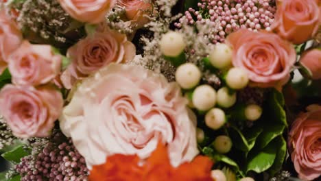 Nahaufnahme-Von-Blumen,-Die-In-Einem-Blumenstrauß-Zum-Valentinstag-Angeordnet-Sind