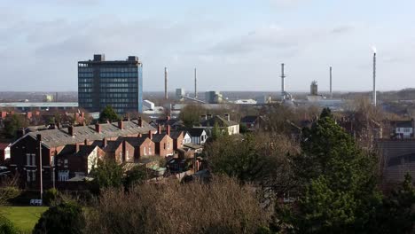 Luftaufnahme-über-Parkbäume-Zu-Industriellen-Stadtbildhäusern-Mit-Blauer-Pilkingtons-Zentrale,-Merseyside,-England