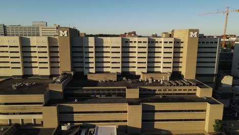 Moderno-Edificio-Del-Hospital-De-La-Universidad-De-Michigan,-Vista-Aérea