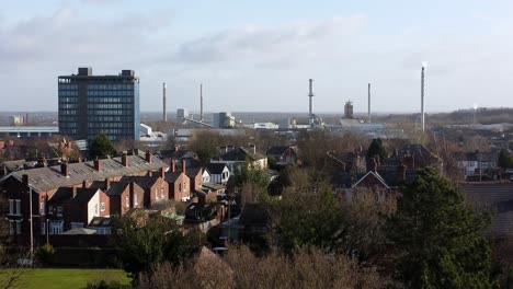 Aufsteigender-Luftblick-über-Parkbäume-Zum-Industriellen-Stadtbild-Mit-Pilkingtons-Blauem-Wolkenkratzer,-Merseyside,-England