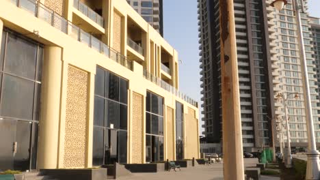 Vista-De-Los-Apartamentos-Residenciales-Emaar-Ubicados-En-Crescent-Bay,-Karachi