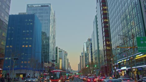 Amplia-Vista-Del-Paisaje-Urbano-Gran-Ciudad-En-Corea-Del-Sur,-Seúl,-Tráfico-Gangnam-Con-Automóviles,-Autobuses,-Rascacielos-Y-Gran-Arquitectura-Urbana