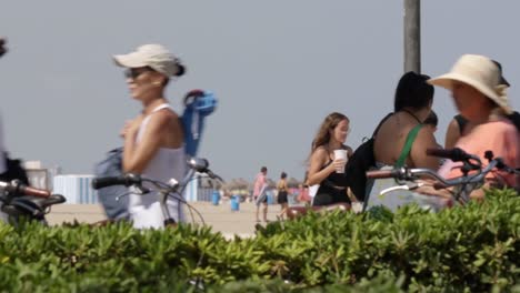 Menschenmassen-Spazieren-Am-Meer,-Strand-Von-Valencia,-Spanien,-Sonniger-Sommertag