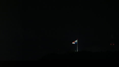 Beleuchtete-Panama-Flagge,-Die-Am-Nachthimmel-Auf-Dem-Cerro-Ancón-Strömt